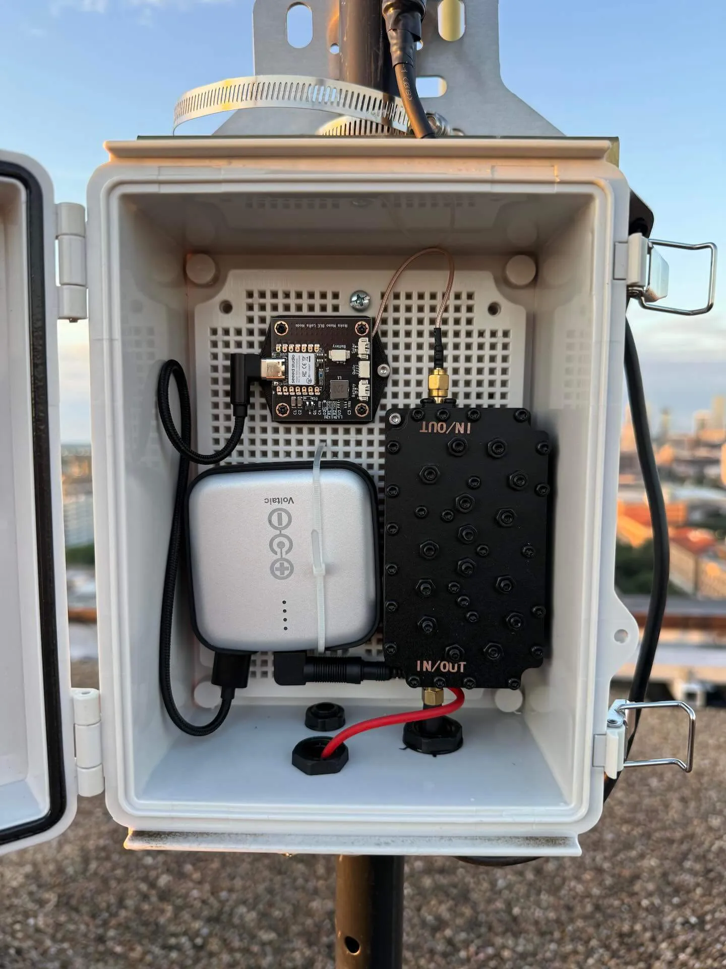 Inside of the Ikoka Nano install with short wires