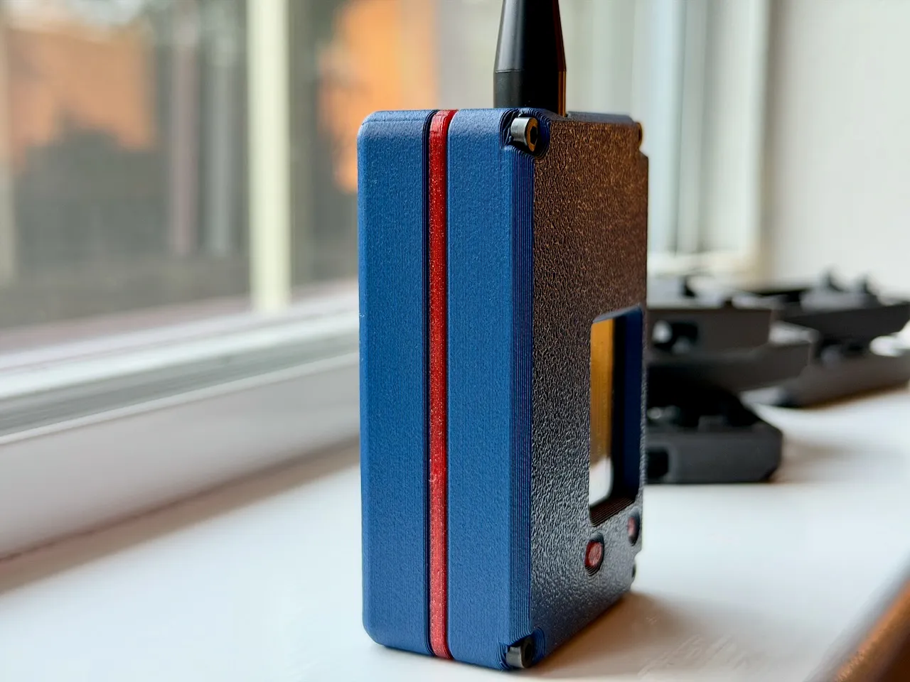 Blue / red case side